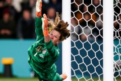 MELBOURNE, AUSTRALIA - AUGUST 06: Alyssa Naeher of USA jumps to block a goal during the Women's World Cup football match between Sweden and USA at AAMI Park on August 06, 2023 in Melbourne, Australia. (Photo by Dave Hewison/Speed Media/Icon Sportswire)